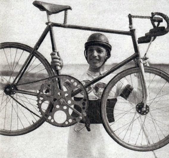 Georges_Paillard_et_son_vélo_type_stayer,utilisé_en_mars_1937(puis_octobre)_pour_son_record_mondial_de_vitesse_à_vélo_sur_le_plat_derrière_abri,à_l'autodrome_Linas-Montlhéry(137.404_kmh).jpg